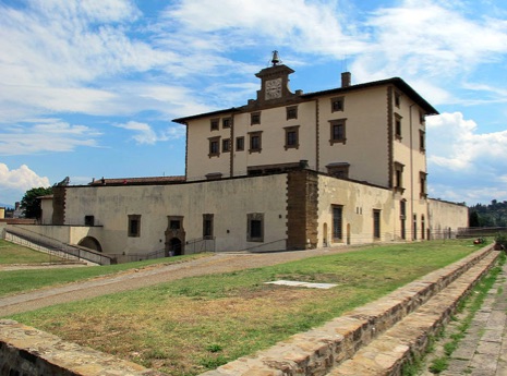 File source: http://commons.wikimedia.org/wiki/File:Forte_belvedere,_edificio_principale_07.JPG