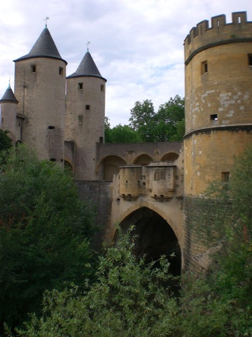 File source: http://commons.wikimedia.org/wiki/File:Metz,_Porte_des_Allemades_(1).jpg